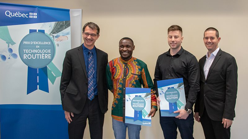 Jackson Bikorimana et Jacques-Sébastien Viau lors de la remise du Prix d’excellence en technologie routière (PETR), remis par le ministère des Transports (MTQ)