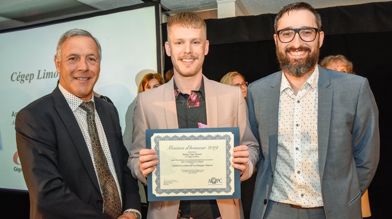 Andy Van Drom recevant la Mention d'honneur des mains du président de l’AQPC, Richard Moisan et du directeur général de l’AQPC, Samuel Bernard