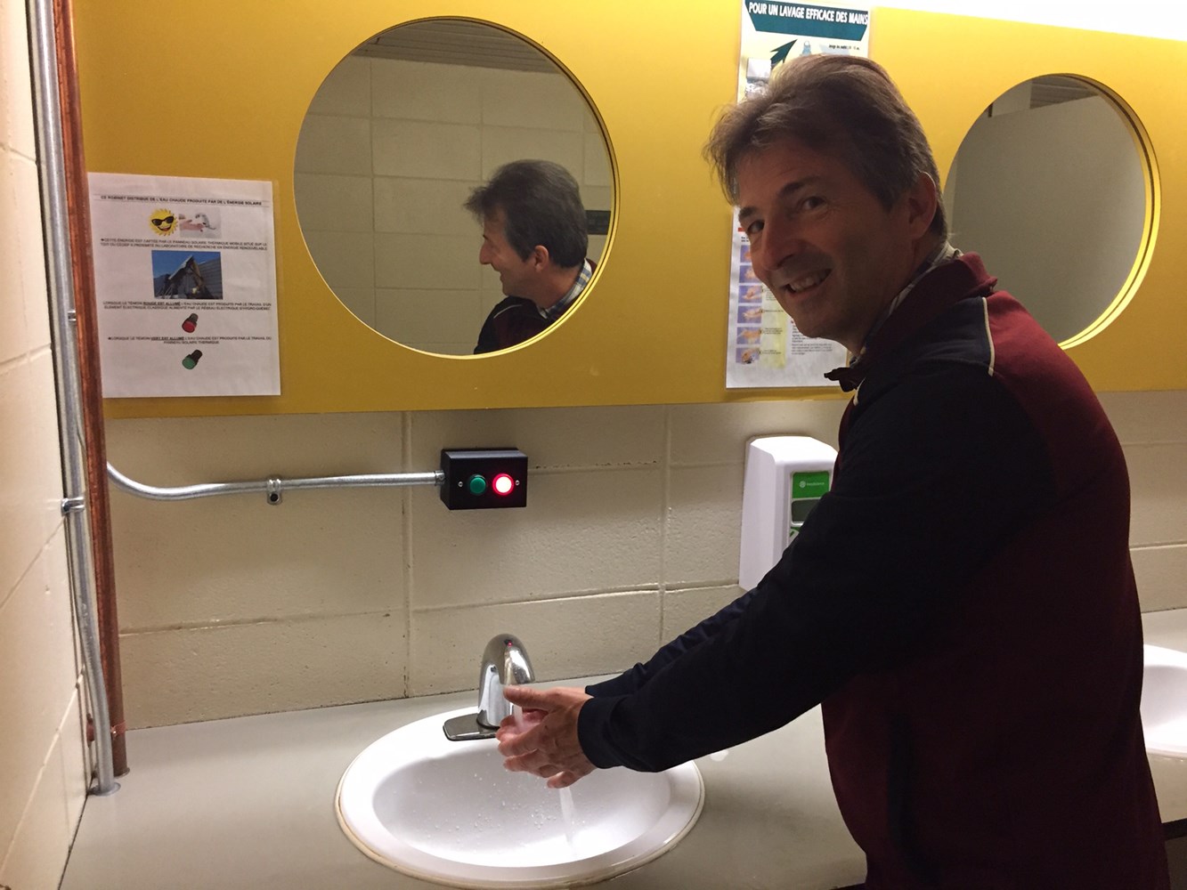Alain Marineau se lave les mains avec l'eau chaude produite dans son laboratoire