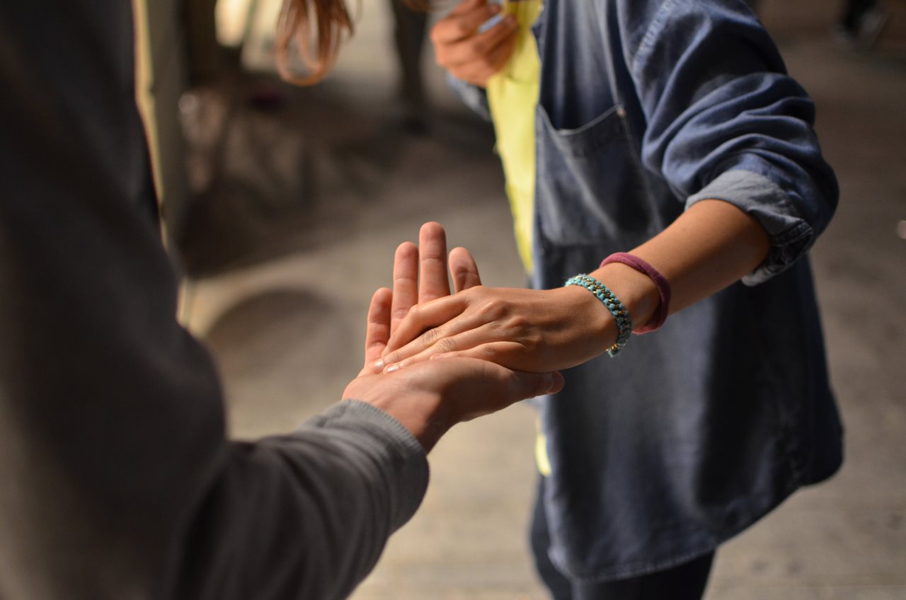 des gens qui se tiennent par la main pour aider l'autre