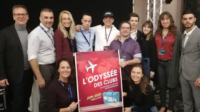 Haut : Pierre Touzel (Directeur de l’Association des clubs d’entrepreneurs étudiants du Québec), Maxime Van de Putte (conseiller à la vie étudiante, Cégep Garneau), Annabelle Matte (étudiante, Cégep Garneau), Jérémy Ouellet (Cégep Champlain St-Lawrence), Jean-François Doucet (J’entreprends Québec), Daniel Matte (étudiant, Cégep Limoilou) Louis Gourdeau (étudiant, Cégep Limoilou), Léane Lyonnais (étudiante, Cégep Limoilou), Roxanne Charbonneau (étudiante, Cégep Limoilou), Gautier Déraspe (étudian