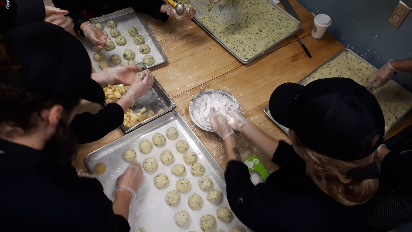 Préparation des bouchées par les étudiants dans la cuisine pédagogique du Cégep