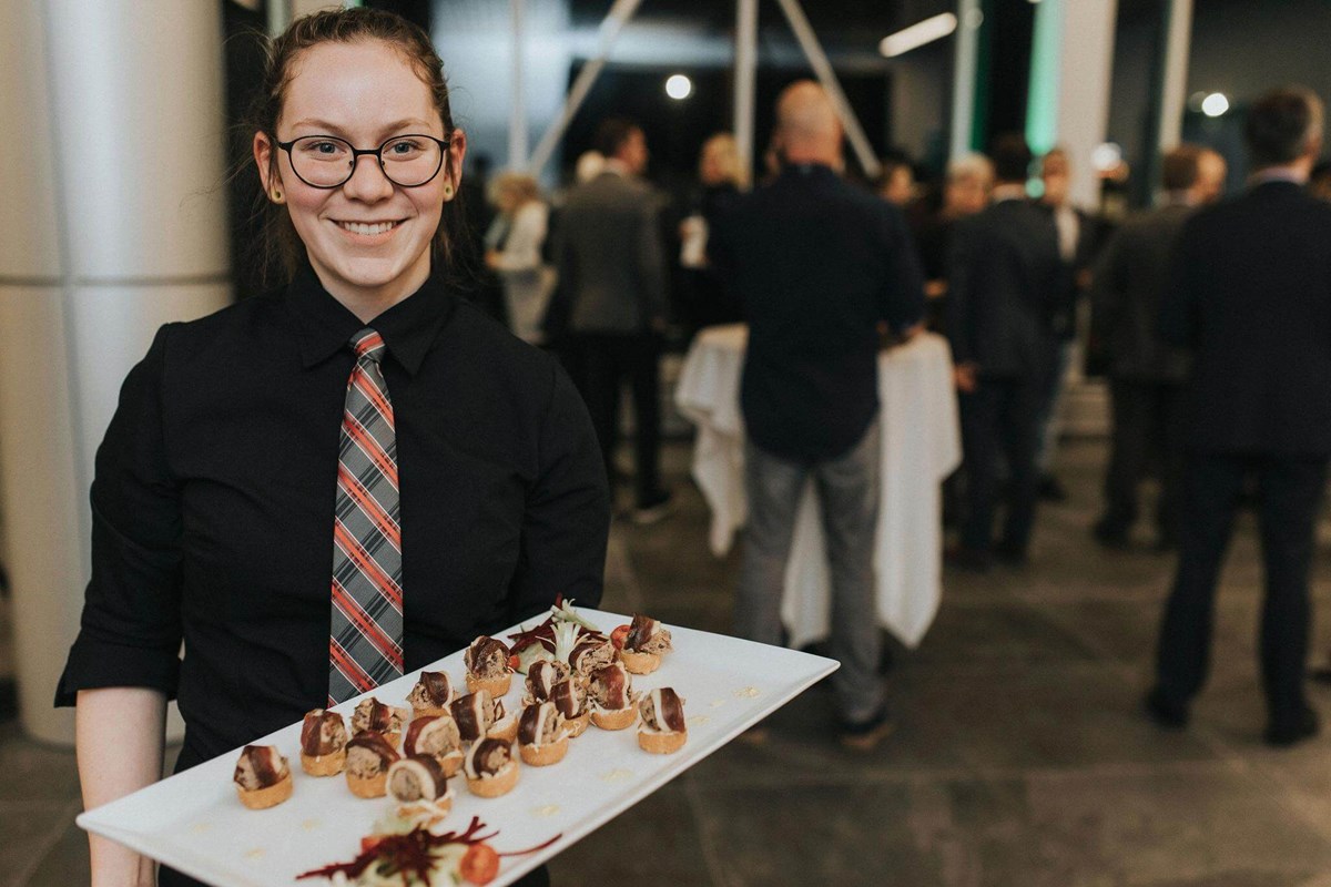 Étudiants en action au service du banquet