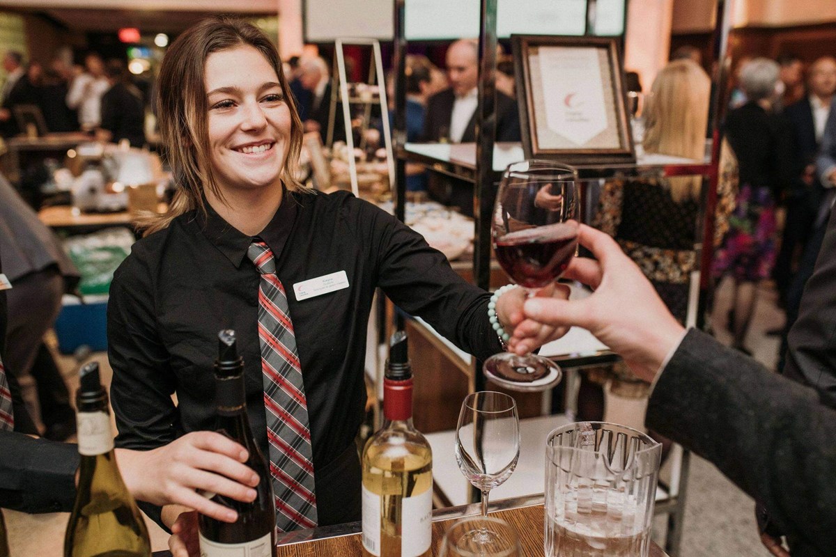 Étudiants en action au service du banquet