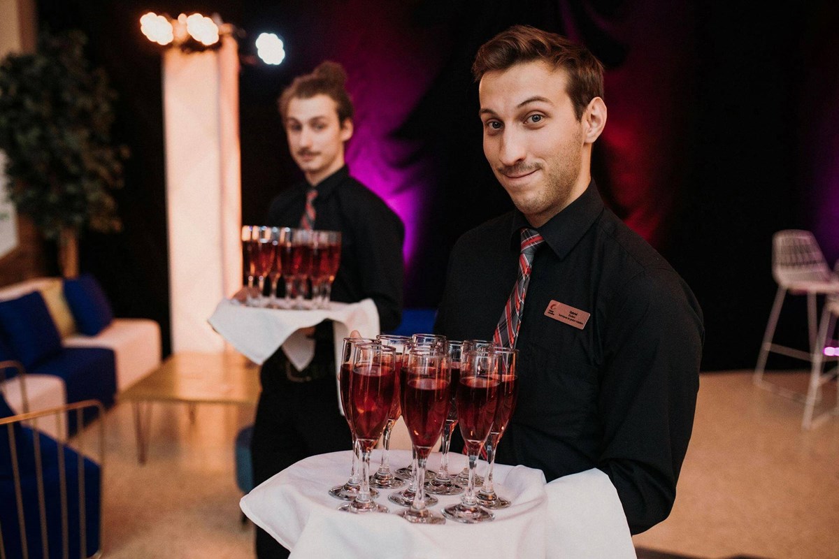 Étudiants en action au service du banquet