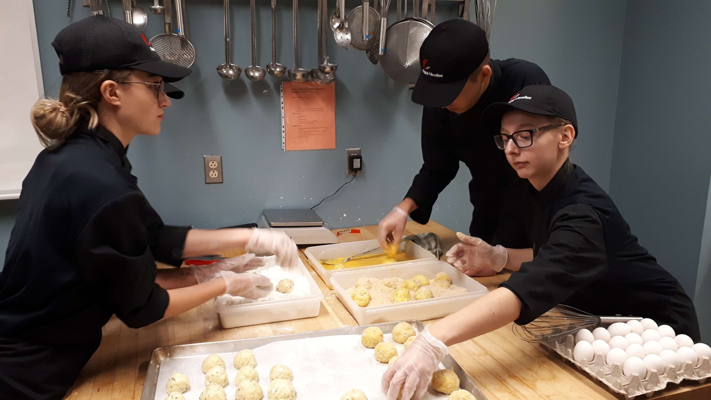 Préparation des bouchées par les étudiants dans la cuisine pédagogique du Cégep