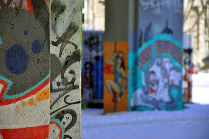 Photos de graffitis sur piliers de béton