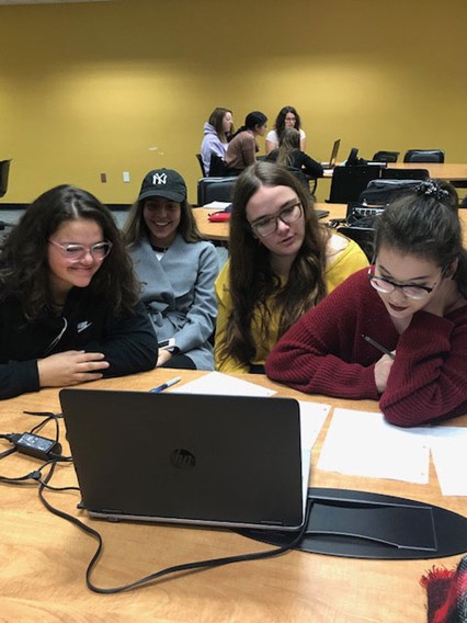 Les étudiants et les étudiantes d’Arts, lettres et communication, profil Langues, lors de leur échange virtuel avec des ceux et celles du baccalauréat en enseignement du français langue seconde de la University of British Columbia (UBC).