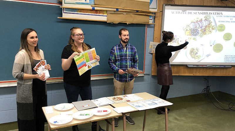 Étudiants en diététique au cours d'une activité de sensibilisation