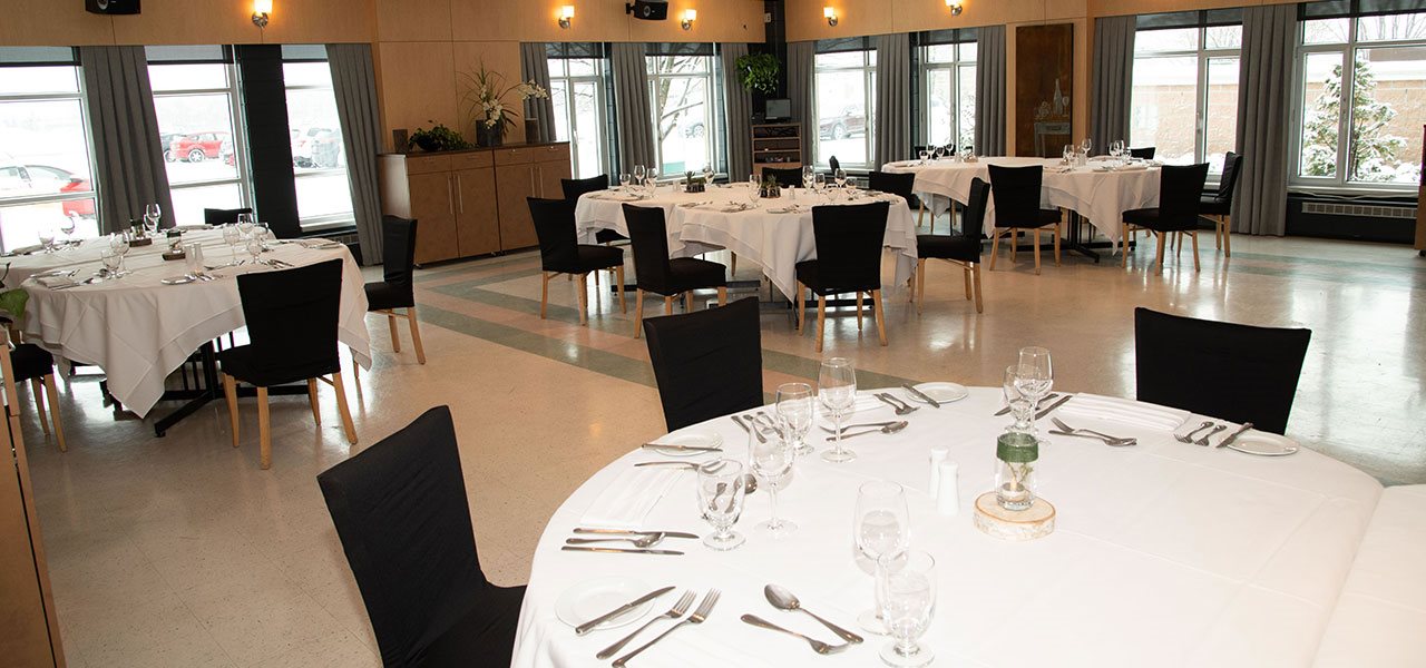 Tables, couverts et verres dans la salle à manger pédagogique