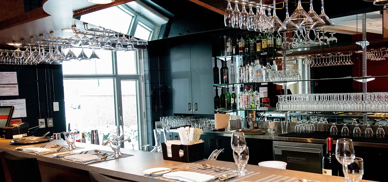 Assiettes, couverts et verres au bar de La grappe d'or, salle à manger pédagogique