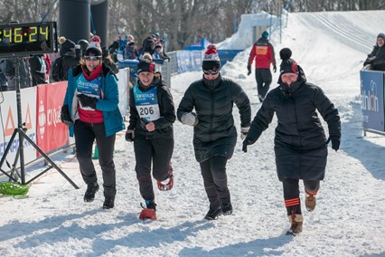 L'équipe La Fureur à la ligne d'arrivée