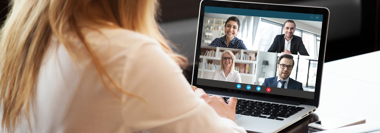 Jeune femme devant écran de portable en téléconférence