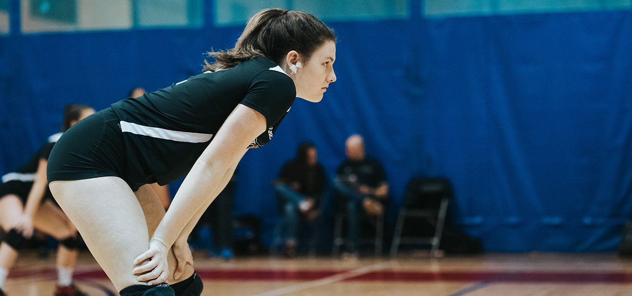 Fille position attente au volleyball