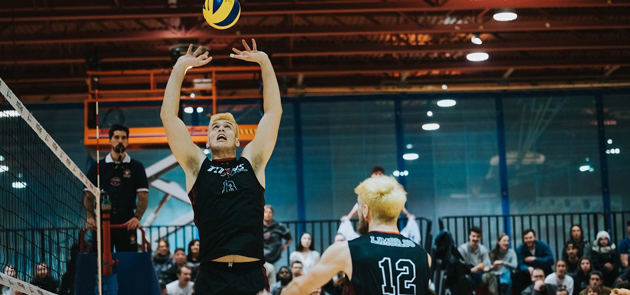 Joueur fait une passe au volleyball