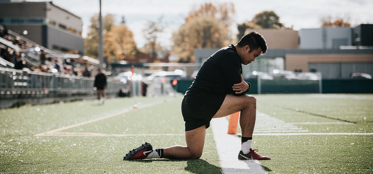 Joueur de rugby sur un terrain