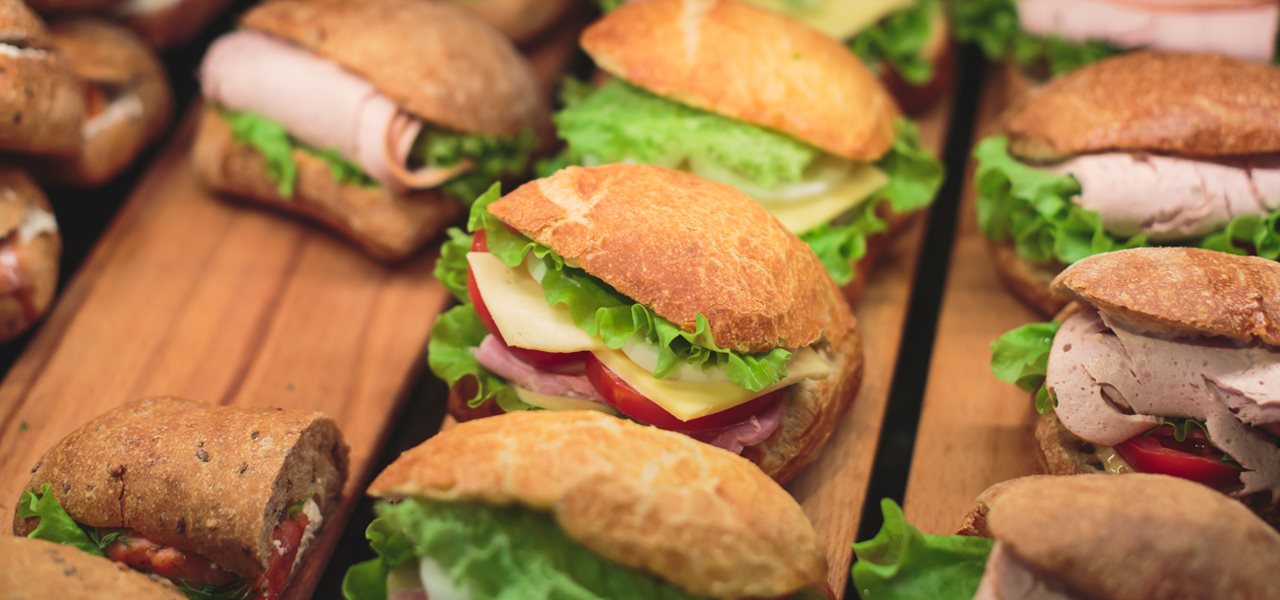 Sandwichs assortis sur planche de bois