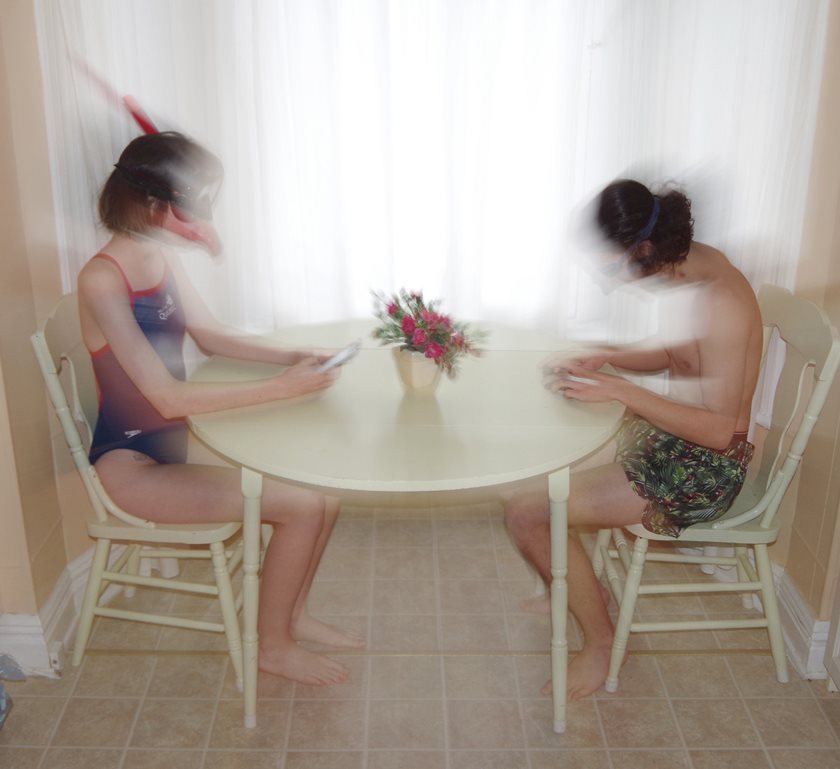 Œuvre de Yuki Lafrance Nagamine : deux femmes assises autour d'une table, l'image est légèrement floue pour faire du mouvement