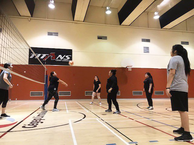 Étudiants autochtones qui jouent au volleyball
