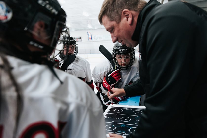 Pascal Dufresne avec joueuses équipe de hockey