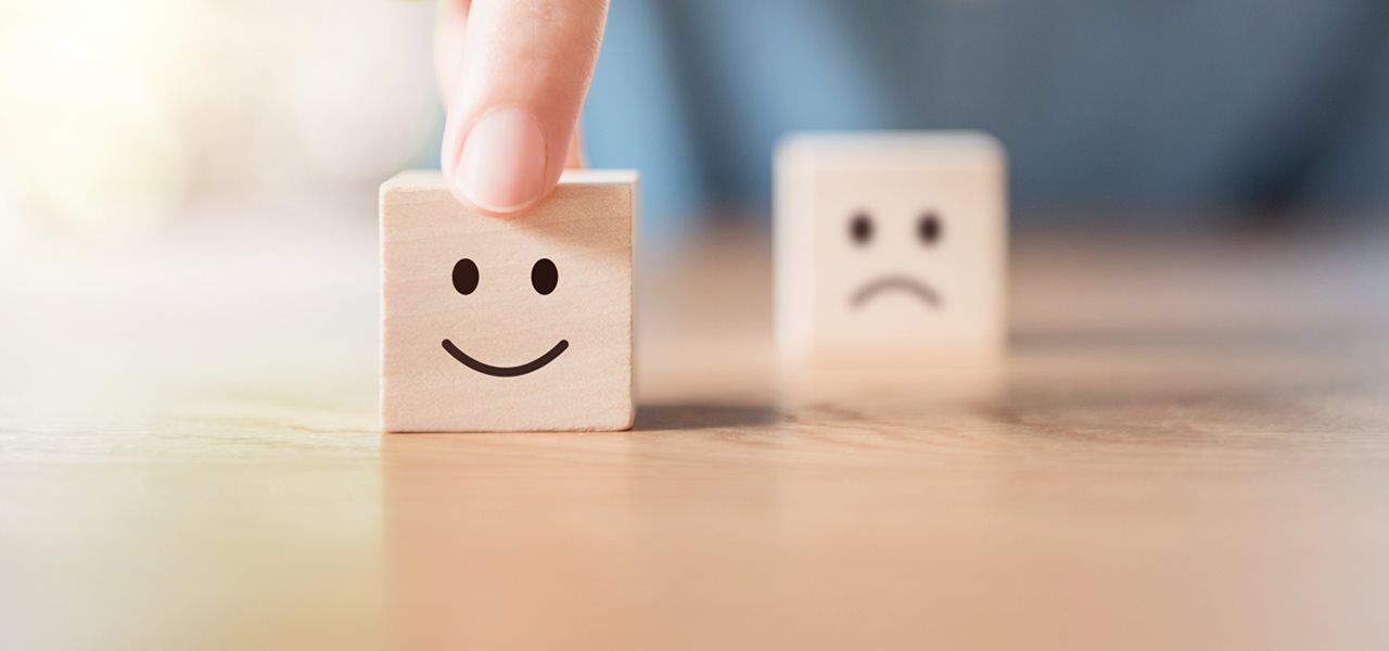 Cubes de bois avec bonhomme sourire et bonhomme triste