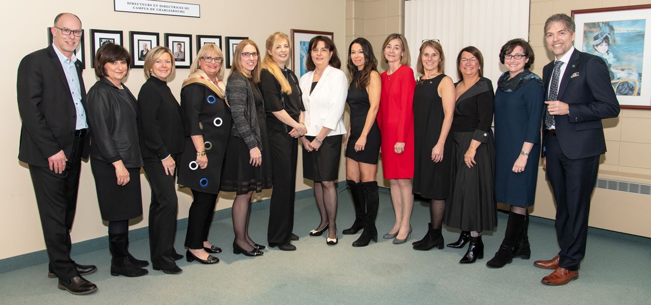 Alain Sauvé, directeur général de la Caisse Desjardins de Limoilou, Lucie Gosselin, Sylvie Laroche, Christiane Blanchet, Chantal Arbour, Joanne Gauthier, Line-Sylvie Perron, Isabelle Paquet, Liane Dostie, Anne Chevarie, Guylaine Martin et Marie-José La Haye et François Bergeron, directeur général de la Caisse Desjardins de Charlesbourg.