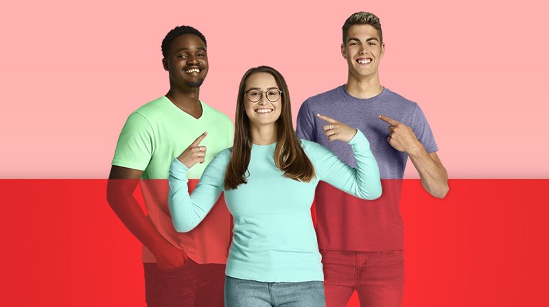 Deux étudiants et une étudiante enthousiastes sur fond corail et rouge