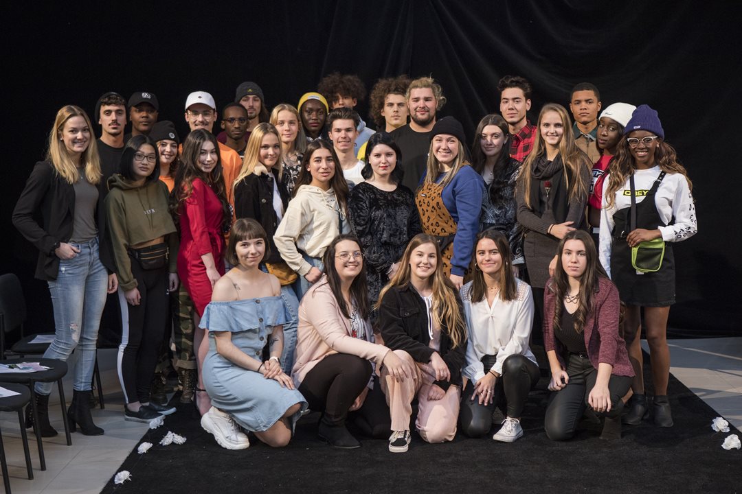Groupe d'étudiants mannequins lors du Show mode socio 2019