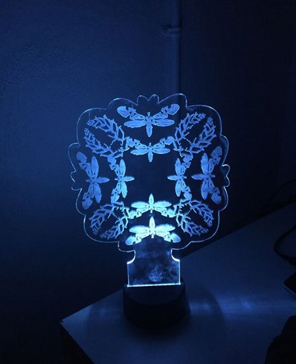 Lampe réalisée par Ayla Bourineau, découpée et gravée au laser dans une feuille de plexiglas
