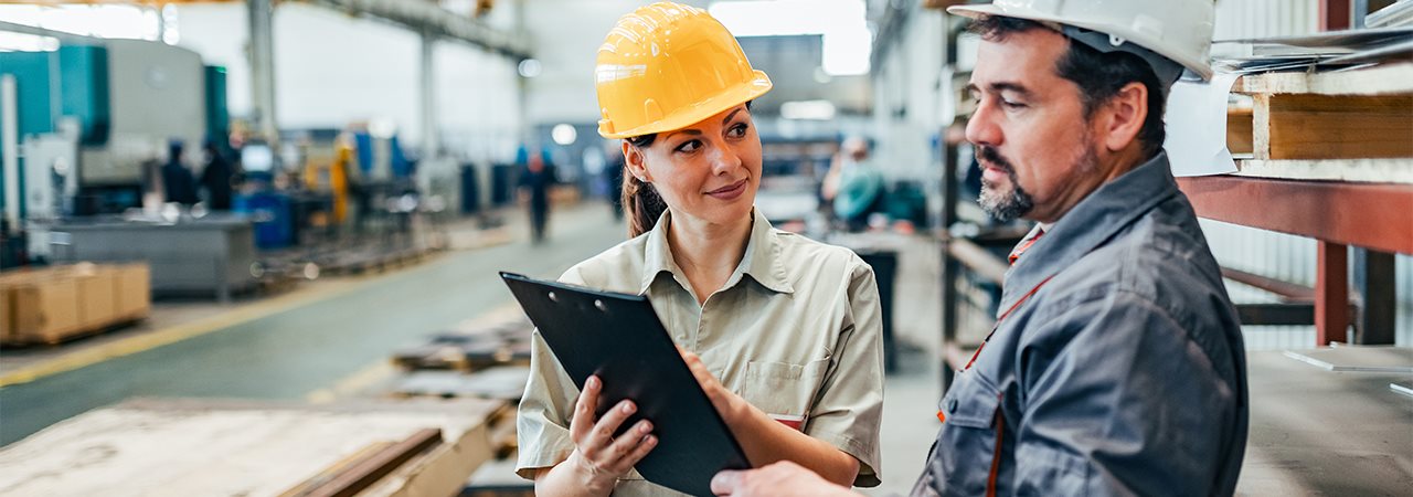 Travailleurs dans une usine qui regarde un document