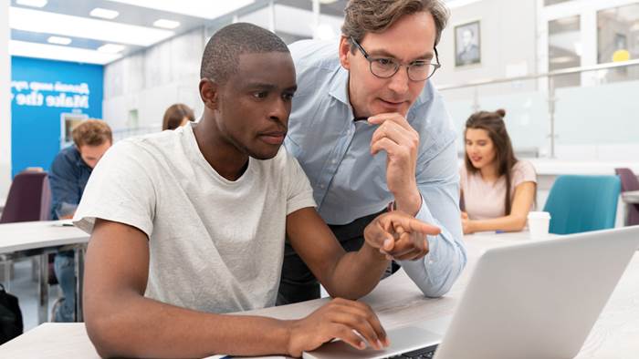 Deux hommes avec regard concentré vers l'écran