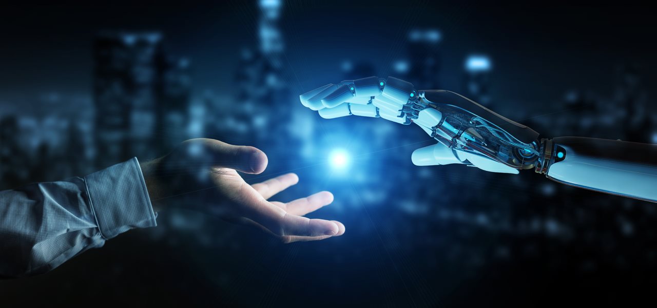 Une main humaine approchant une main robotique éclairée
