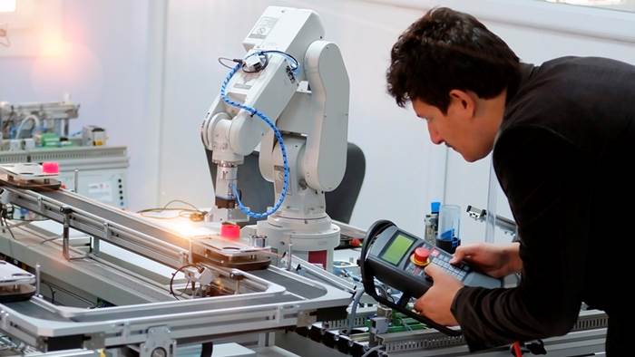 Homme qui contrôle un engin robotique avec une manette