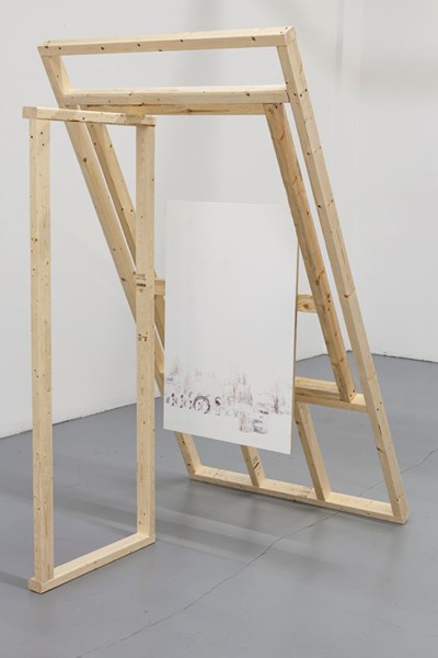 œuvre de l'exposition intitulée Contruire. d'Isabelle Falardeau, structure en bois avec toile