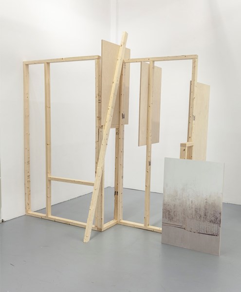 œuvre de l'exposition intitulée Contruire. d'Isabelle Falardeau, structure en bois avec toile