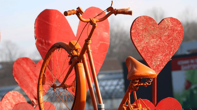 Couverture - Vélo orange et cœurs rouges