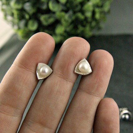 Petites boucles d'oreilles avec perle signées Sonia Imbeault