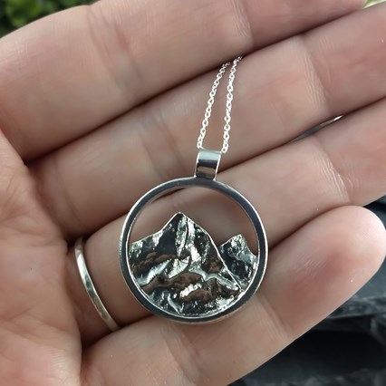 Collier avec pendentif rond et montagnes signé Sonia Imbeault