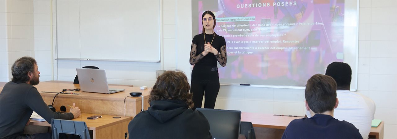 Étudiante devant groupe d'étudiants