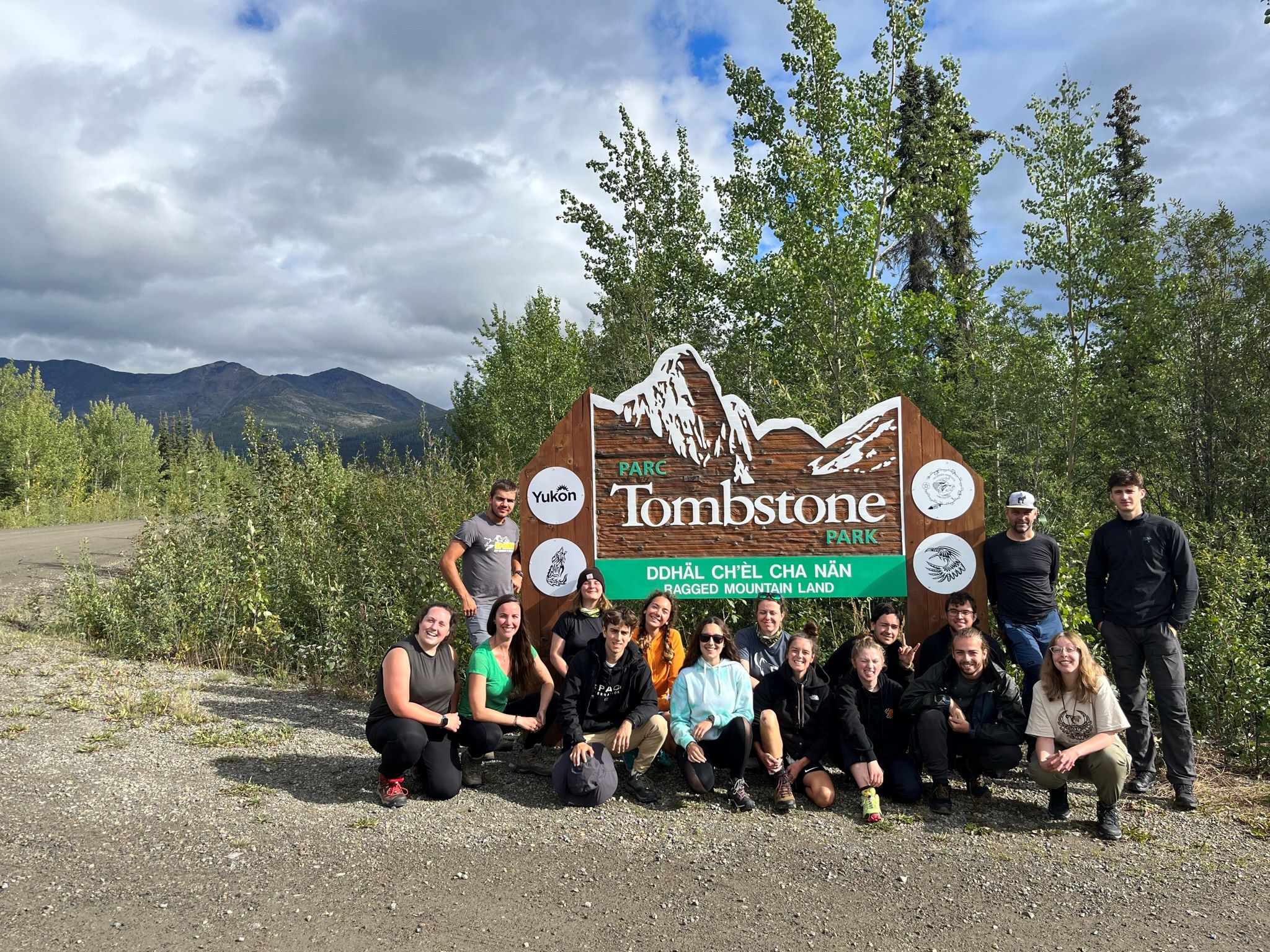 Groupe devant l'affiche du parc Tombstone au Yukon