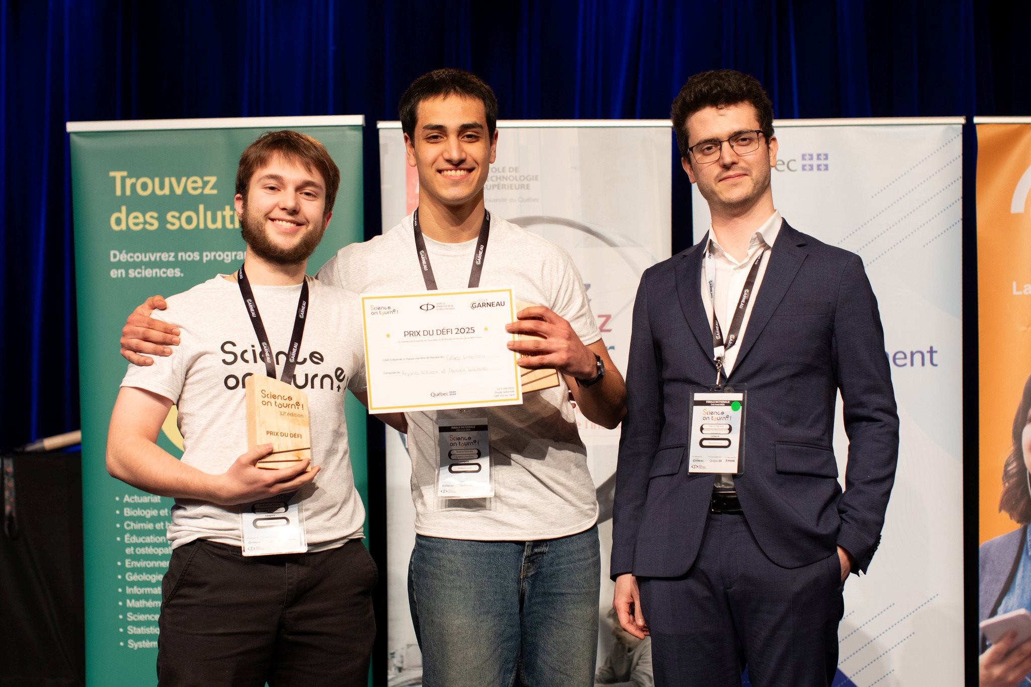 Les gagnants posent avec leur certificat.