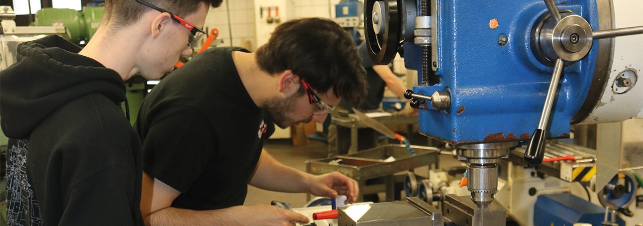 Étudiants en Techniques de génie mécanique, profil Fabrication mécanique s'exerçant sur une machine