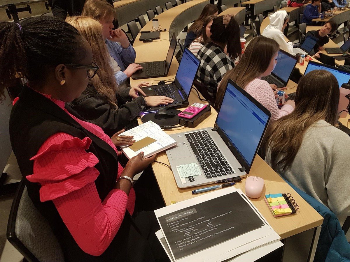 Des étudiants et étudiantes du Cégep Limoilou, devant leur portable, prennent part à la clinique d'impôts bénévole de l'Université Laval.