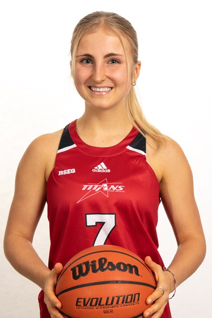 Lauranne Abel souriante avec son ballon de basket