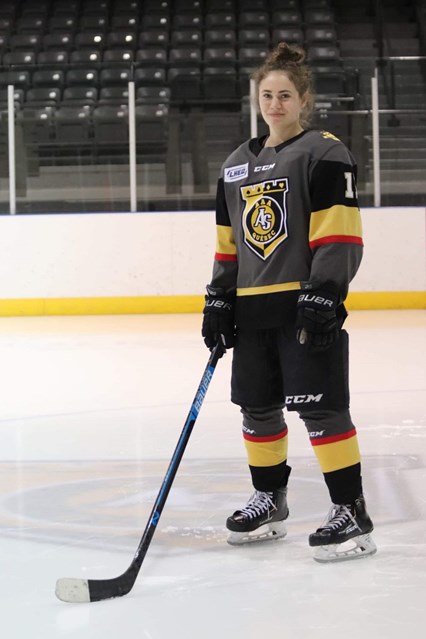 Sandrine Chouinard, en uniforme sur la glace avec son bâton de hockey