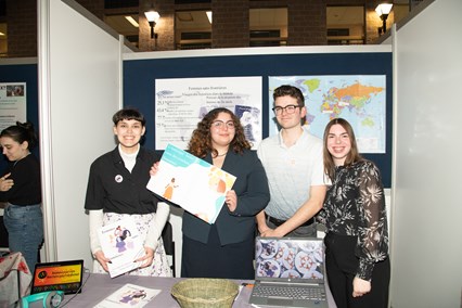 Groupe d'étudiants et d'étudiantes en Sciences humaines au Cégep Limoilou lors de leur colloque de fin d'études