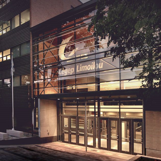Façade en soirée du campus de Québec