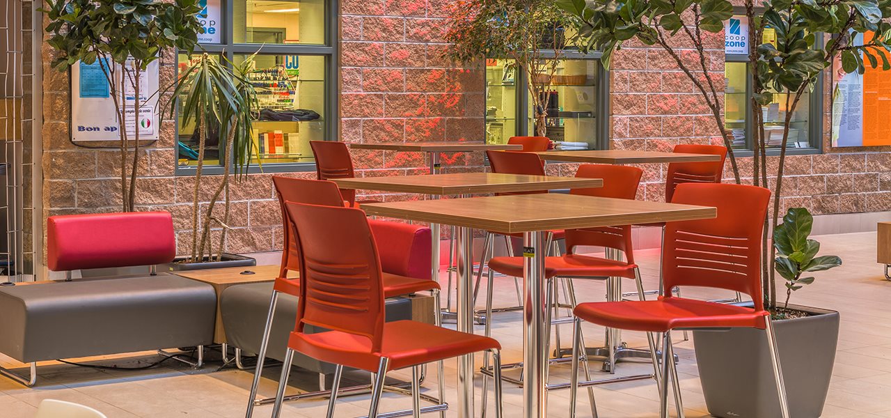 Tables rouges à l'Atrium du campus de Charlesbourg