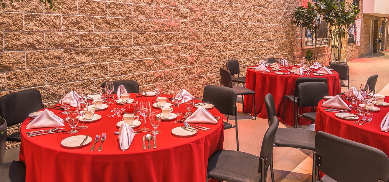 Tables rouges à l'Atrium du campus de Charlesbourg