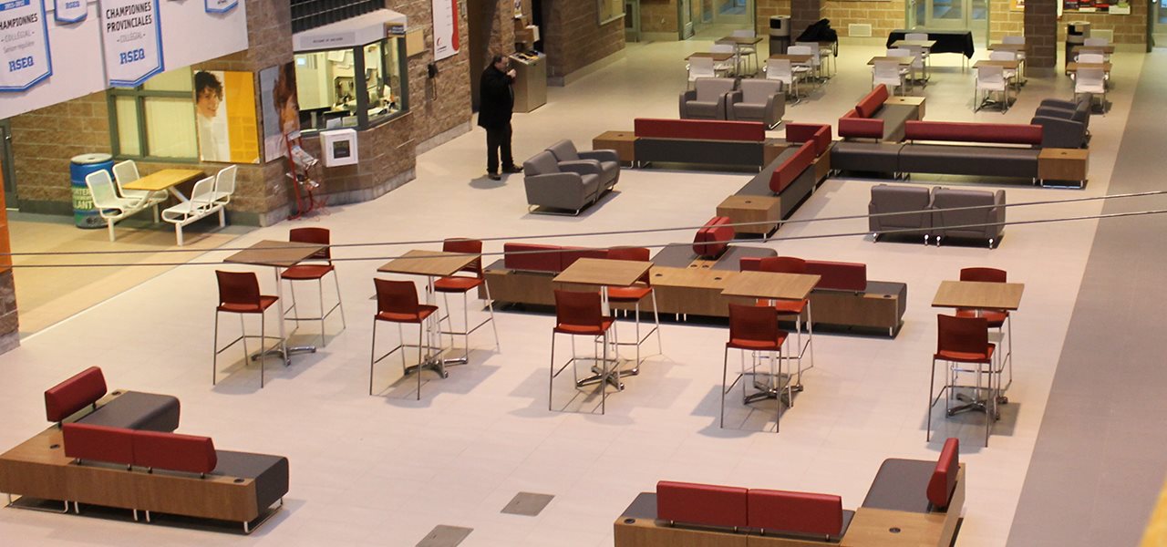 Tables à l'Atrium du campus de Charlesbourg